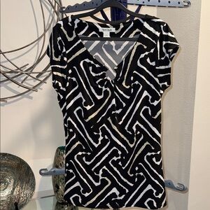‼️REDUCED‼️White House Black Market Black and White Patterned Top